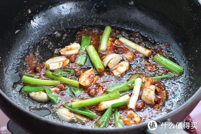 在家就能做的干锅香辣虾，用料十足特简单，花一半的钱全家吃撑了