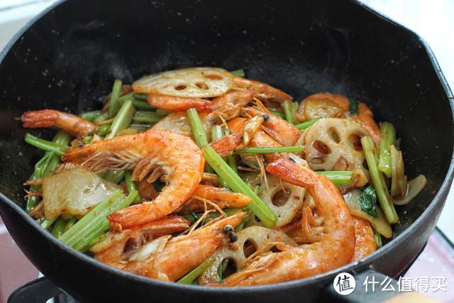 在家就能做的干锅香辣虾，用料十足特简单，花一半的钱全家吃撑了