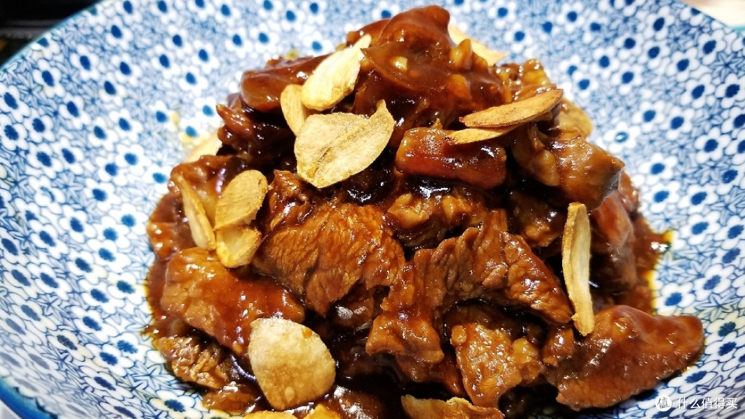 蒜片黑椒牛肉粒,齿颊留香