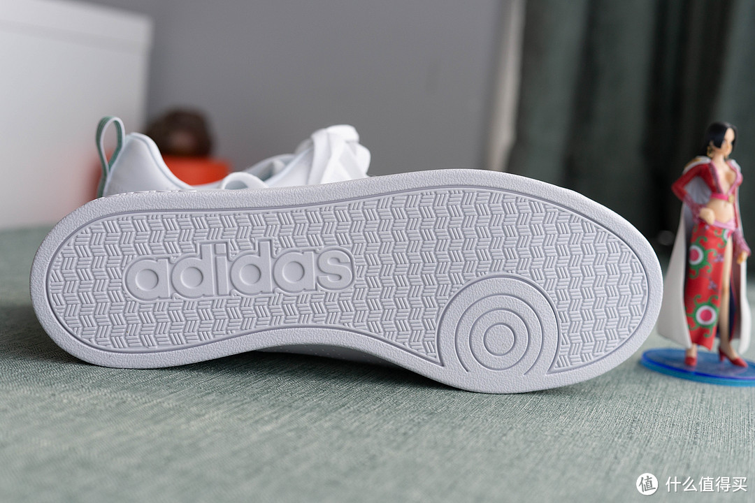一双185元的adidas小白鞋：存在无限种搭配的可能