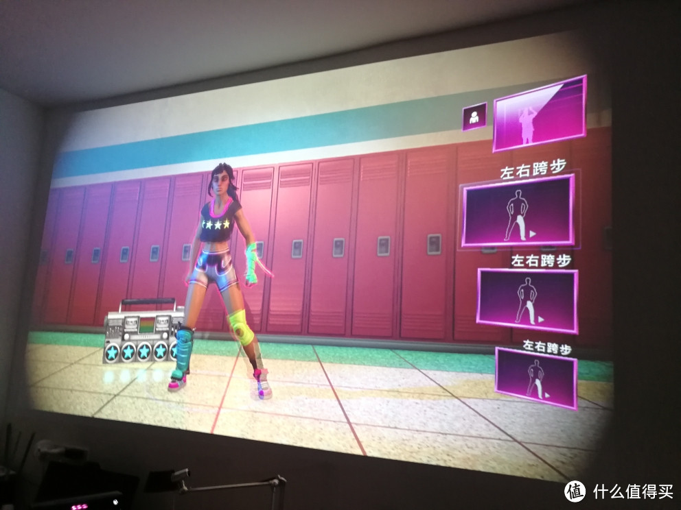 进入游戏，跟着游戏的女主角开始适应舞蹈动作，右边屏幕有动作要领指导