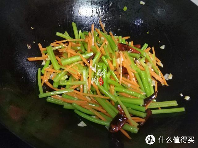 大厨透漏：芹菜炒肉丝如何做到肉丝滑嫩，芹菜爽脆，诀窍在这里！