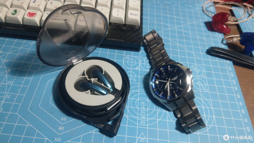 mx500的蓝色，比起卡西欧海神的表盘，是更加深海化的幽蓝色