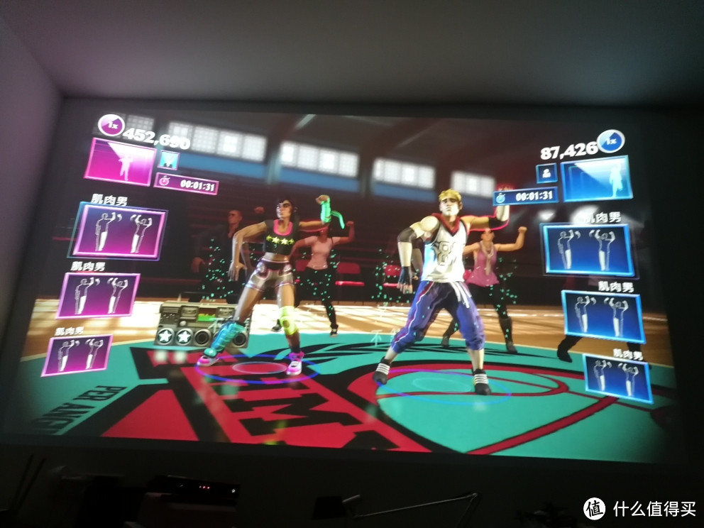 Kinect在游戏里能感知有新人加入，只要新人高举双手，就可以进入一起舞蹈
