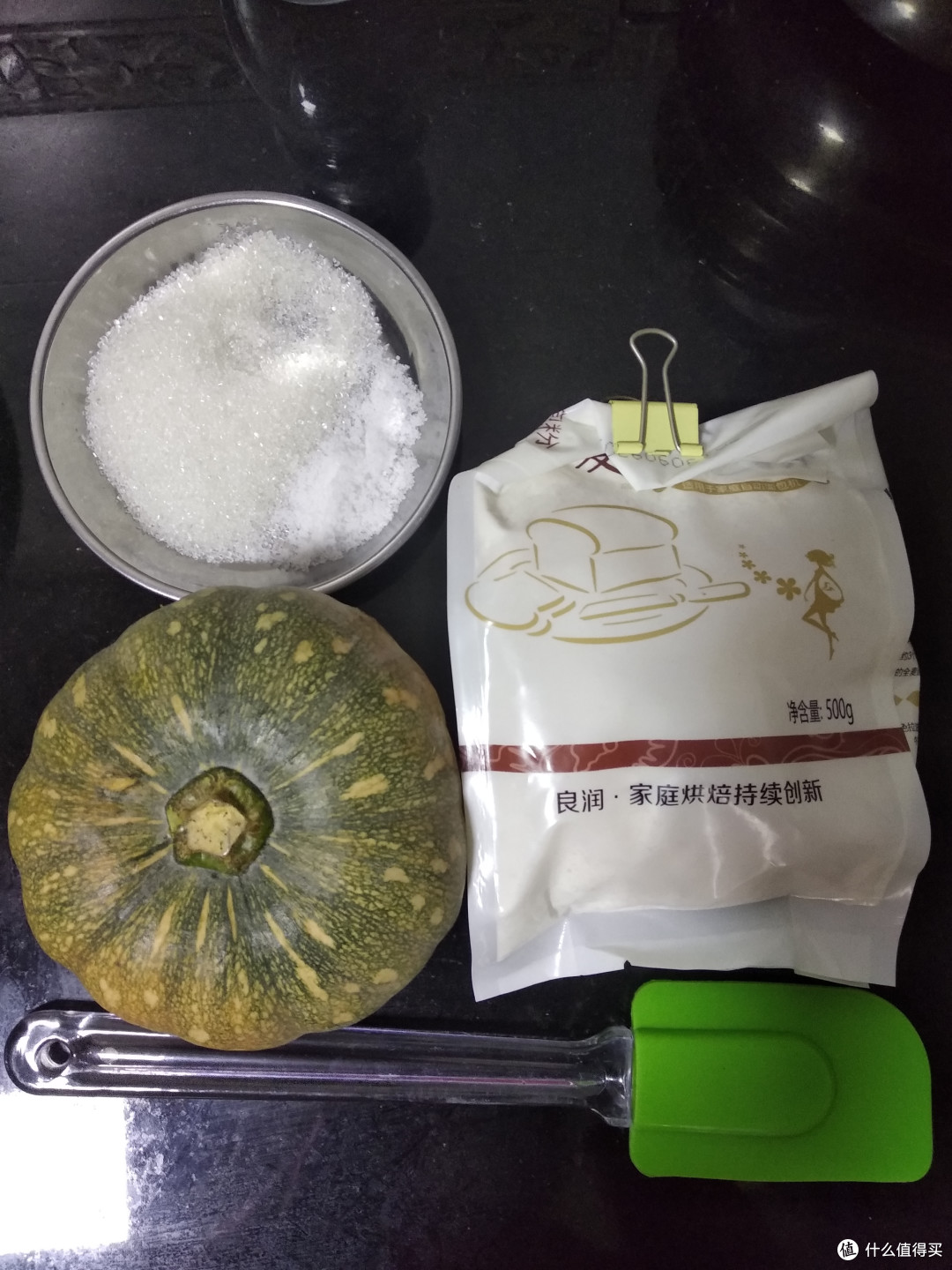 闲着无事，来做个电饭煲就能变出来的拉丝南瓜面包