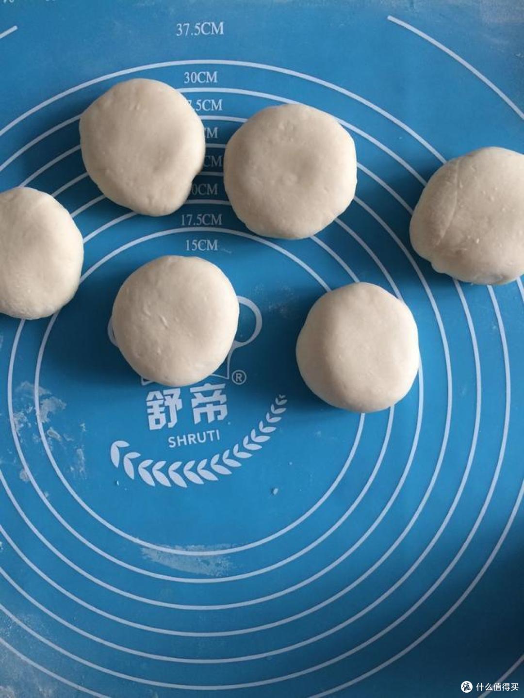 热乎乎的香酥豆沙饼出锅啦,要不要吃一个?