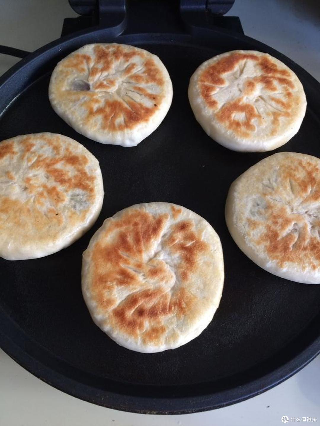热乎乎的香酥豆沙饼出锅啦,要不要吃一个?
