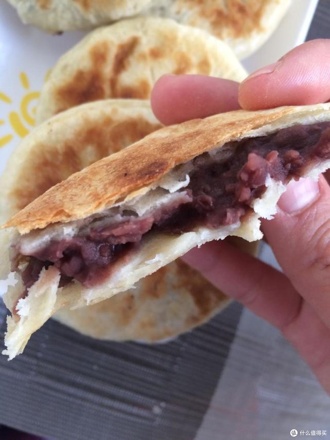 热乎乎的香酥豆沙饼出锅啦,要不要吃一个?