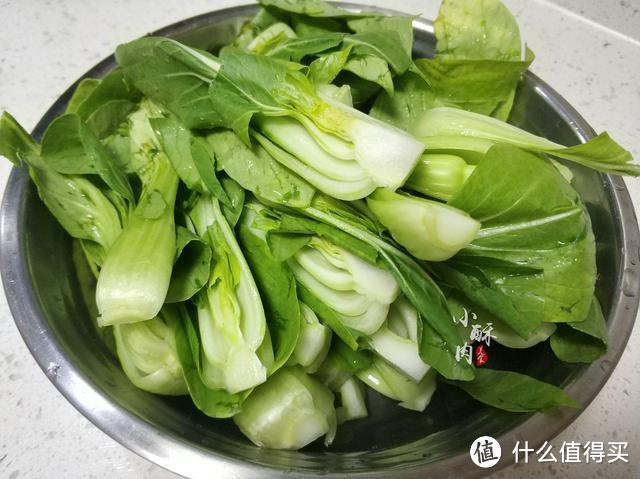 炒油菜时，直接下锅炒是大错特错，多加这一步，油菜脆爽又入味