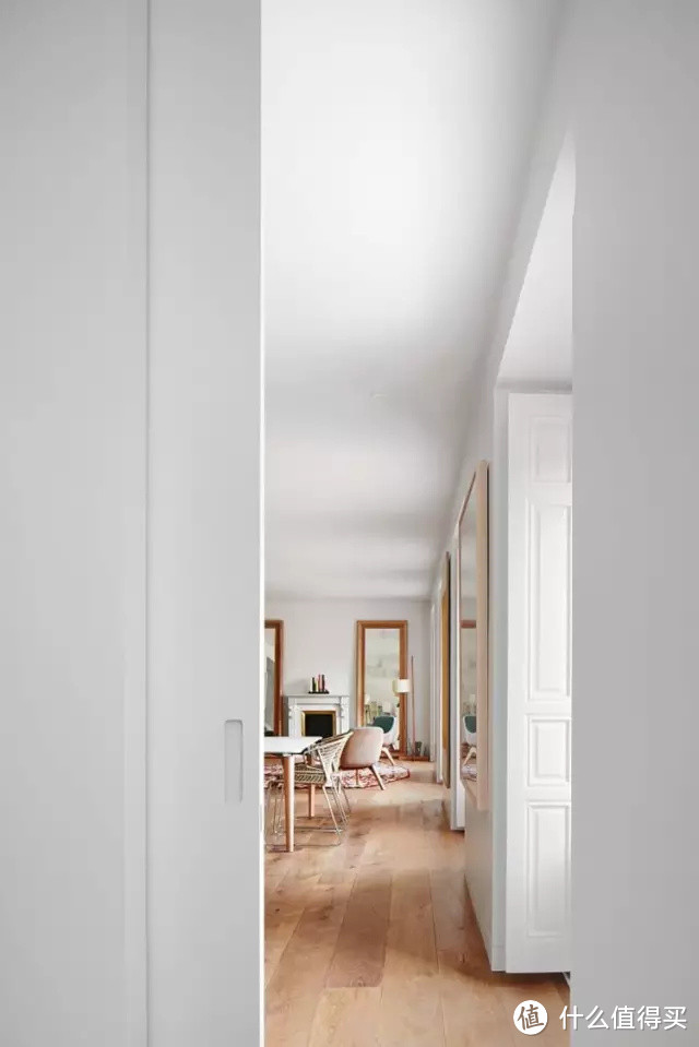 别人家的大白墙+木地板怎么那么美！！！