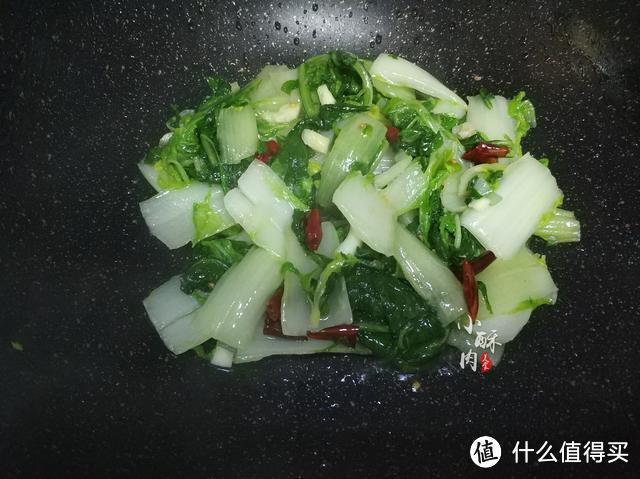 炒小白菜时，不要直接下锅炒，多加这一步，保证小白菜脆嫩不出水