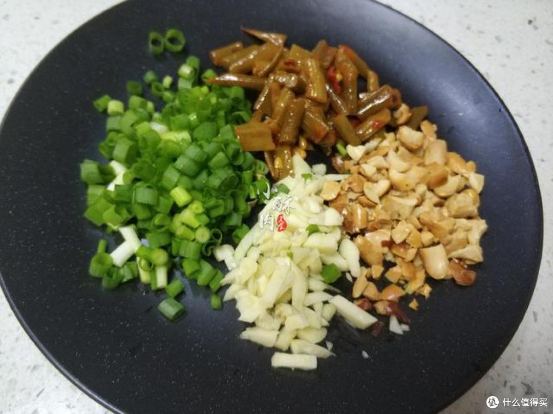 我家孩子就馋这碗面,比凉面醇厚,一煮一拌就上桌,太香了
