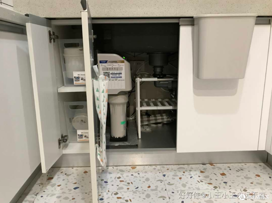 其他地柜用透明可拉的透明收纳盒，柜子轻松变“抽屉”（预算足够就多装拉篮吧），取物不用蹲下。