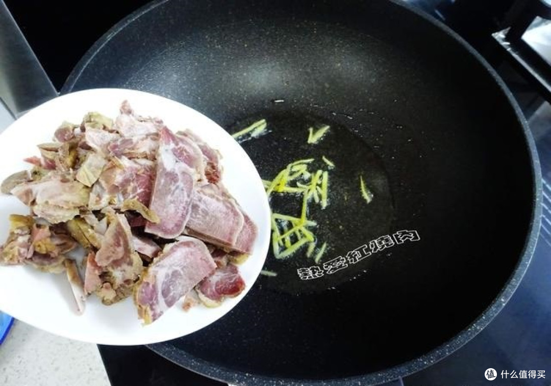 猪身上这部位的肉绝对是精华,口感最嫩肉最香,跟猪肉价格差不多