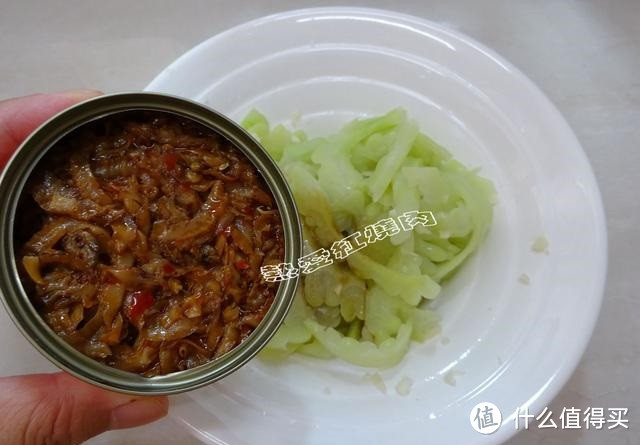 家里宴客我给做了一桌菜,大鱼大肉剩下了,反而是这盘凉菜吃光了
