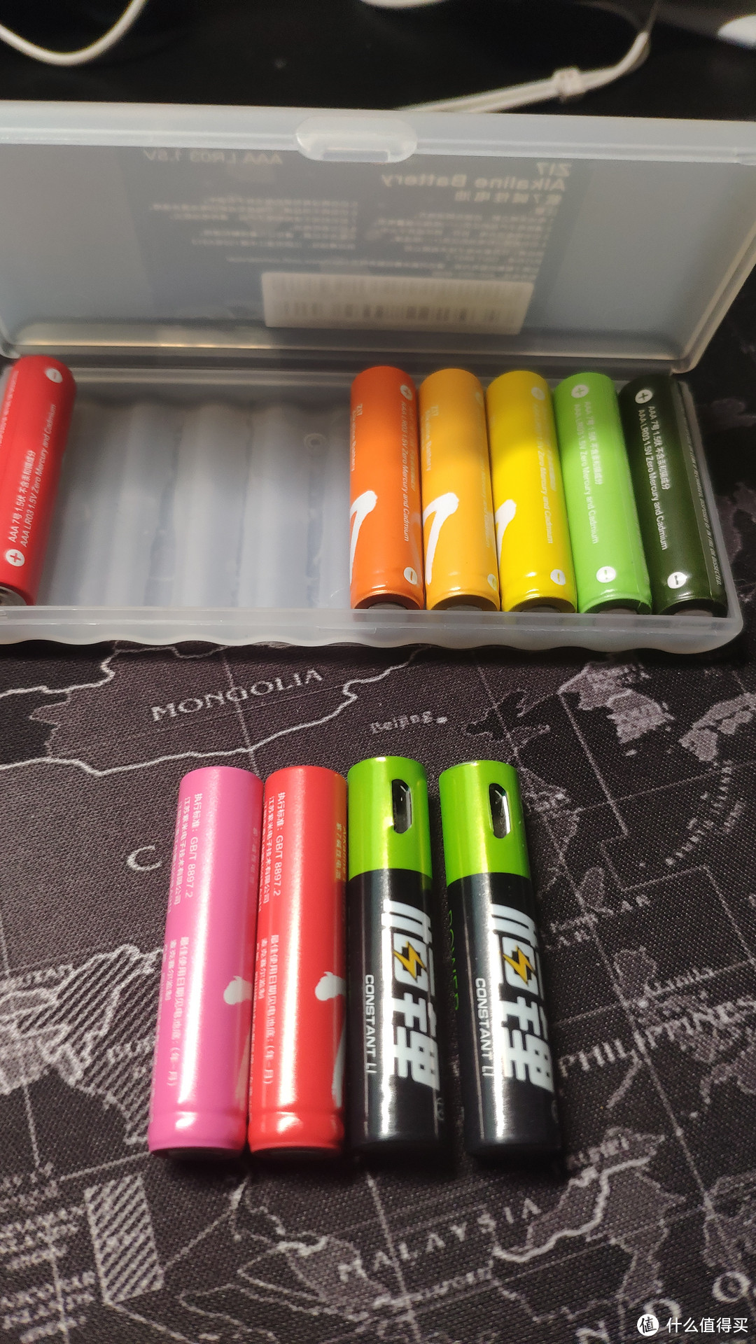 小米彩虹电池和充电锂电池，这个锂电池稍微比一般电池尺寸大一点，放入的时候会略紧