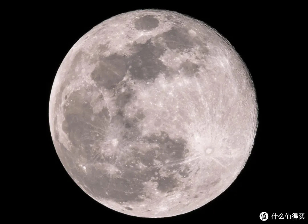 放大后可以清晰的看到月球上的表面，实际上还可以放更大些