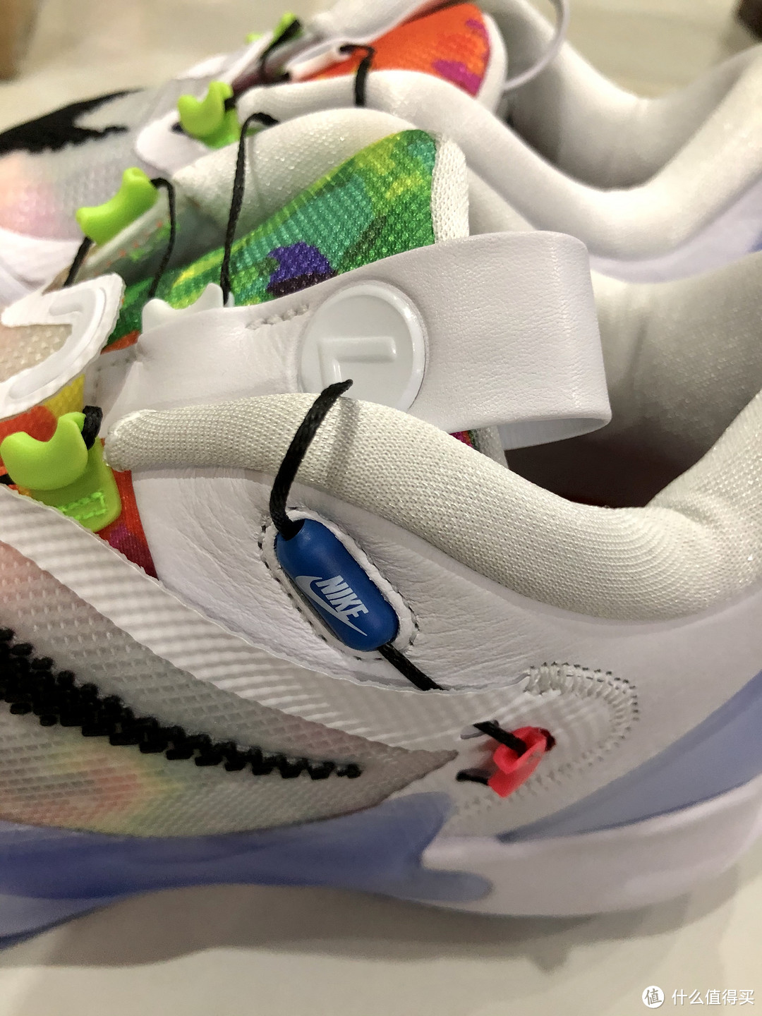 固定的NIKE logo锁扣,周围是皮质鞋面
