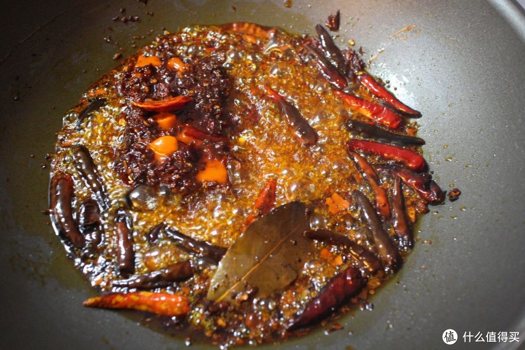 在家吃麻辣火锅，调对蘸料很重要，6种调料搭配，好吃还不上火