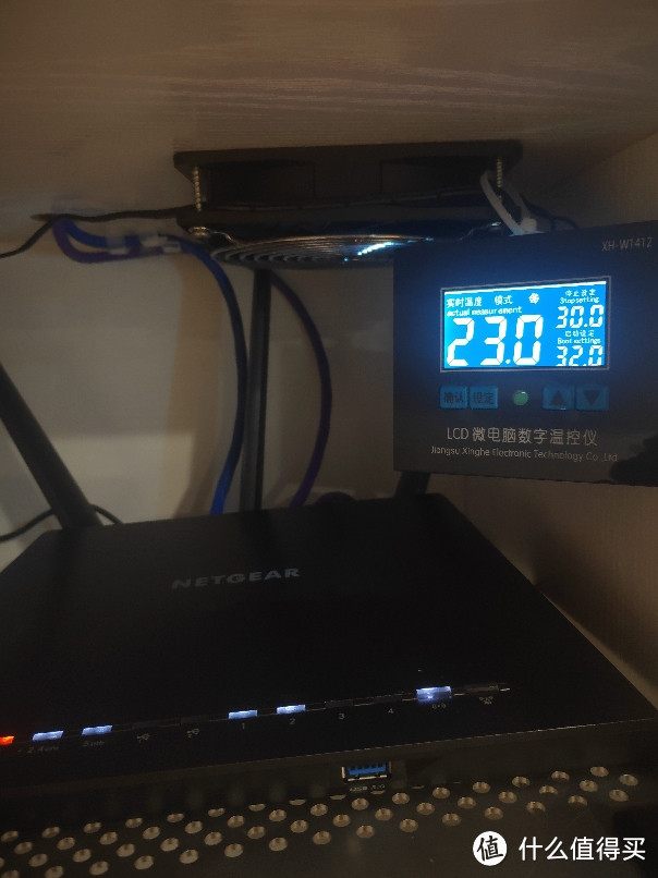 温控仪+12v电脑风扇（接9v电源，否则12v会太吵，不用温控喜欢常开可以直接插在USB5v口取电）