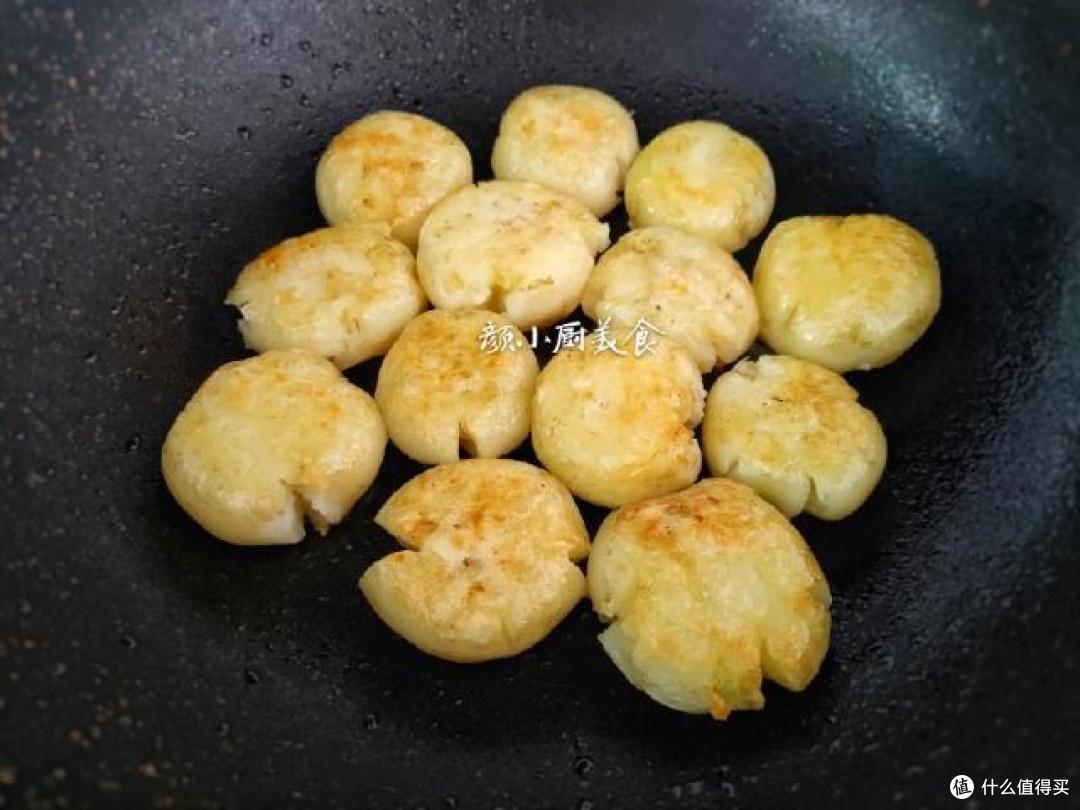 土豆别再总炒着吃,试试这做法,喷香可口,一次2斤都不够吃!