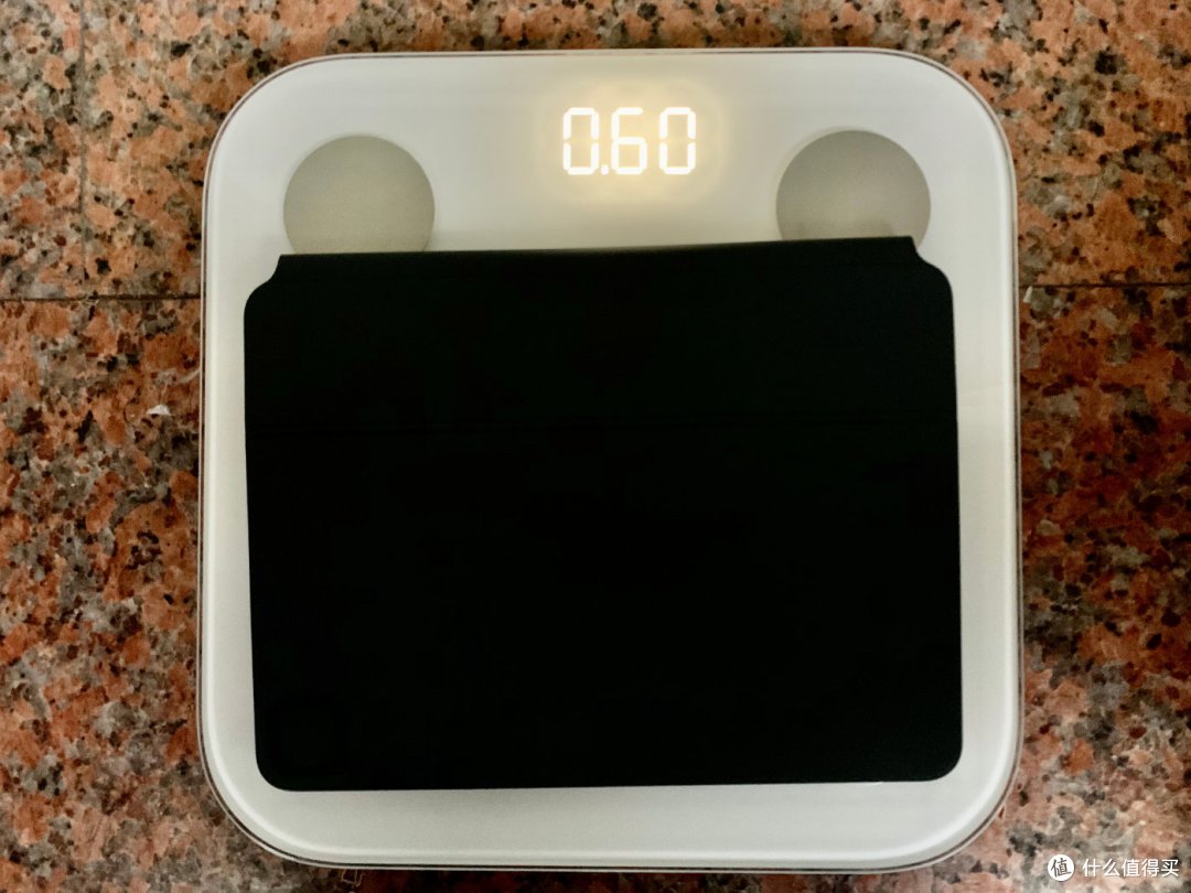 ▲体重秤测得的粗略重量为0.6kg