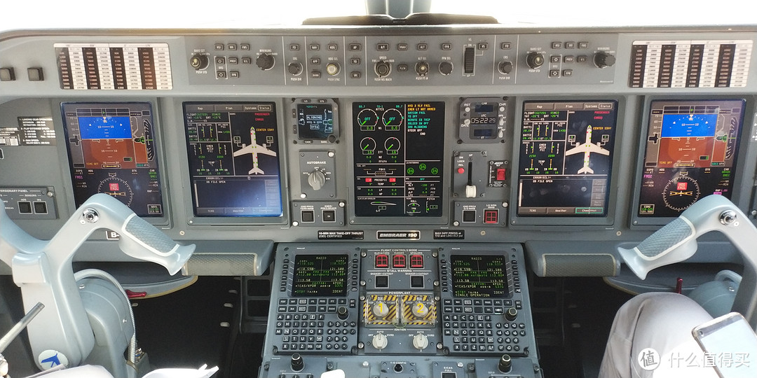 驾驶舱通电后显示器显示的各种飞机参数，从左向右这五块显示器分别叫PFD,MFD,EICAS,MFD,PFD，显示器上方的旋钮主要是自动飞行时的调节旋钮，下面的两个带键盘的小显示器是MCDU