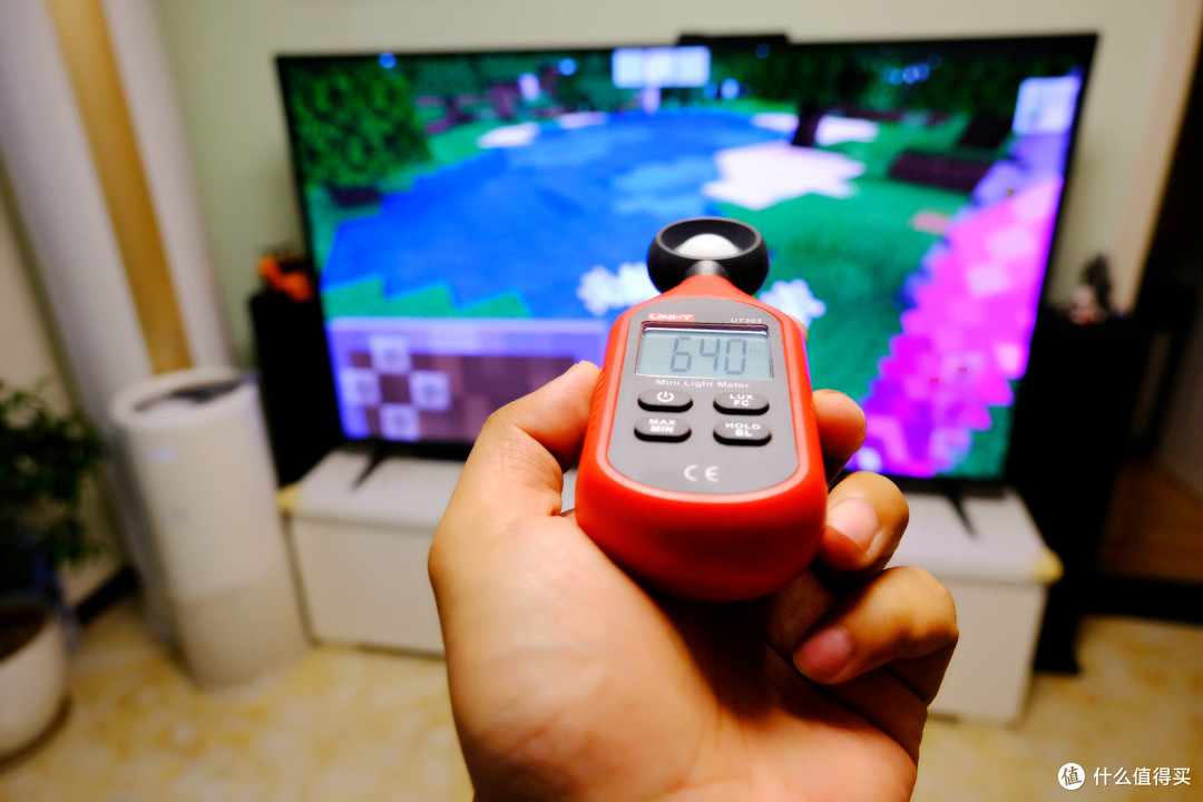 比如光照640LUX下，电视基本没有什么影响，但是如果这个亮度，几千元的投影仪基本就没戏了；