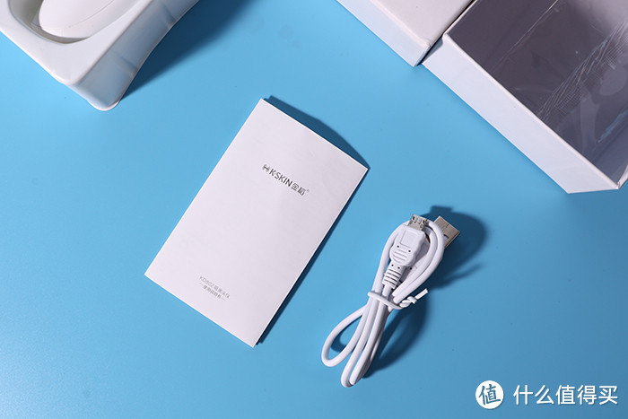 产品使用说明书附赠的一条USB充电线，可直接连手机充电头充电
