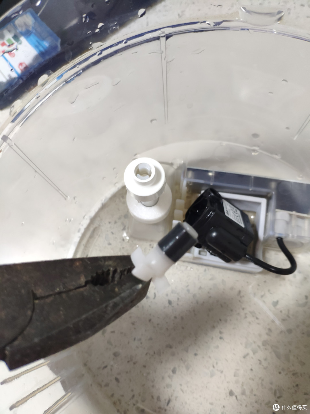 水泵清洁需要打开盖子清洗里面的涡轮，差不多一两个月里面就滑溜溜脏兮兮了