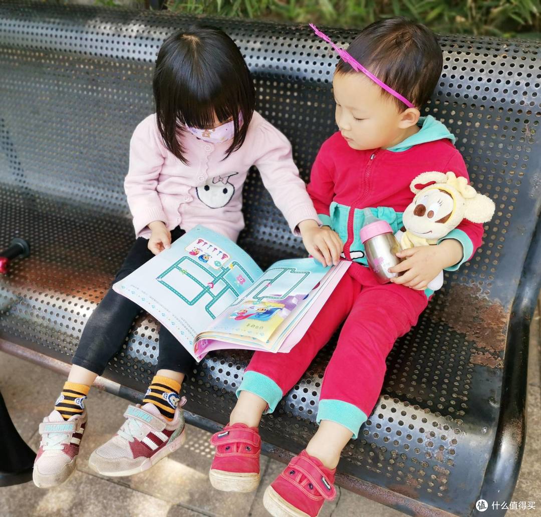 创意闪钻游戏书：小女生的聚会不就是聊衣服、包包、首饰和一切Bling Bling的东西吗？