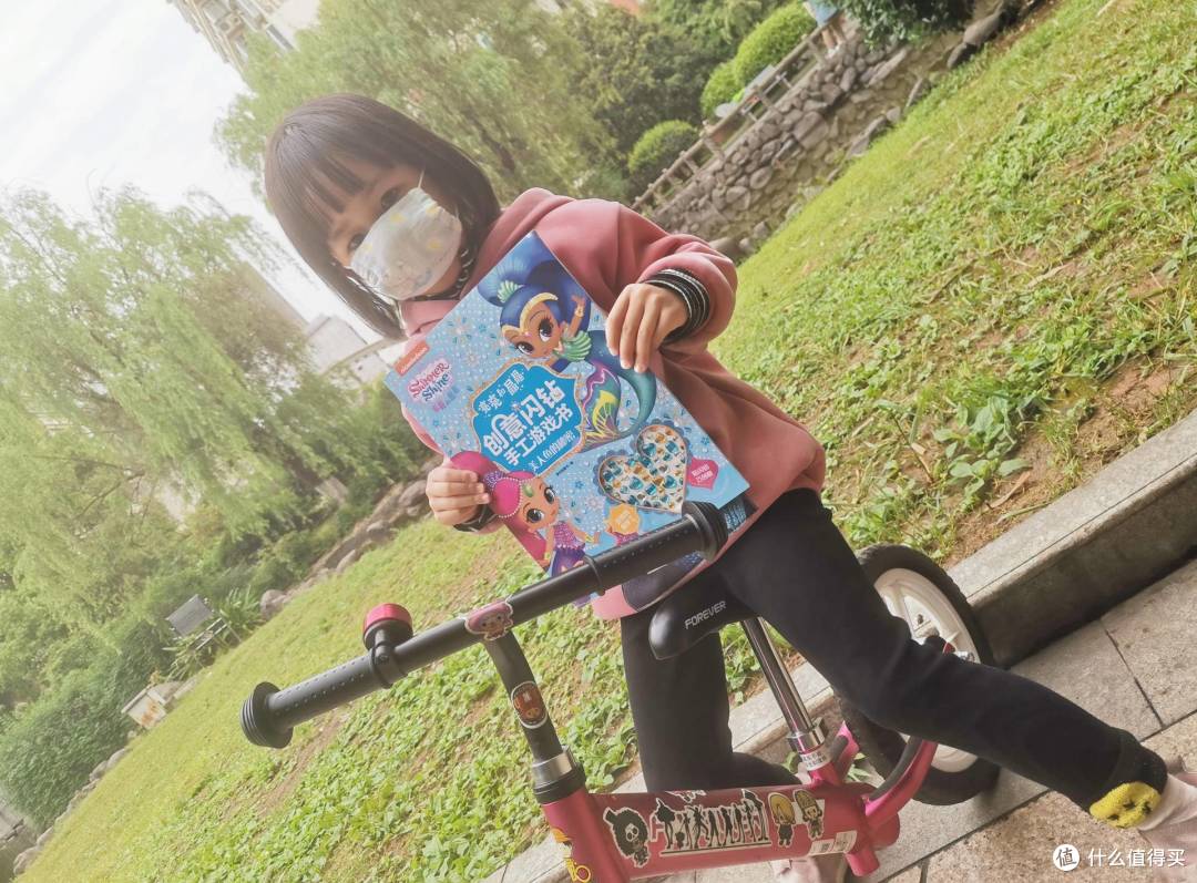 创意闪钻游戏书：小女生的聚会不就是聊衣服、包包、首饰和一切Bling Bling的东西吗？
