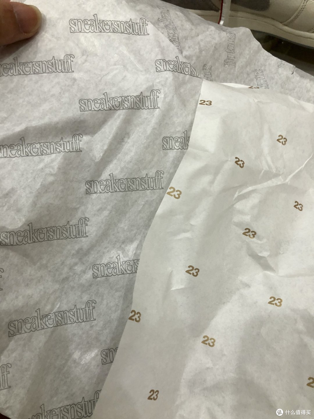 纸上有SNS和金色23字样，就是在告诉你是谁和谁联名的~×纸上有SNS和金色23字样，就是在告诉你是谁和谁联名的~