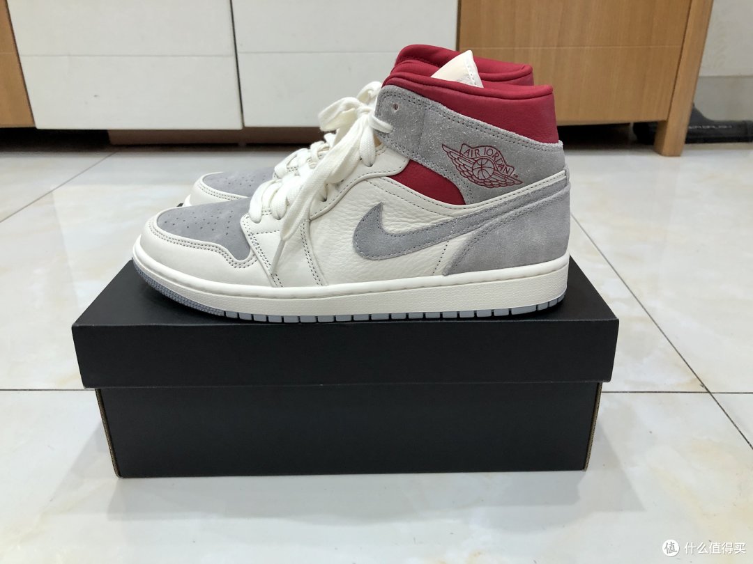 鞋子侧面:灰色麂皮的Swoosh
