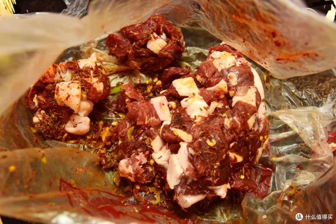 第一天晚上我稍微用料酒和葱姜腌了腌羊肉，然后串串，3瘦1肥，烧烤店标准。