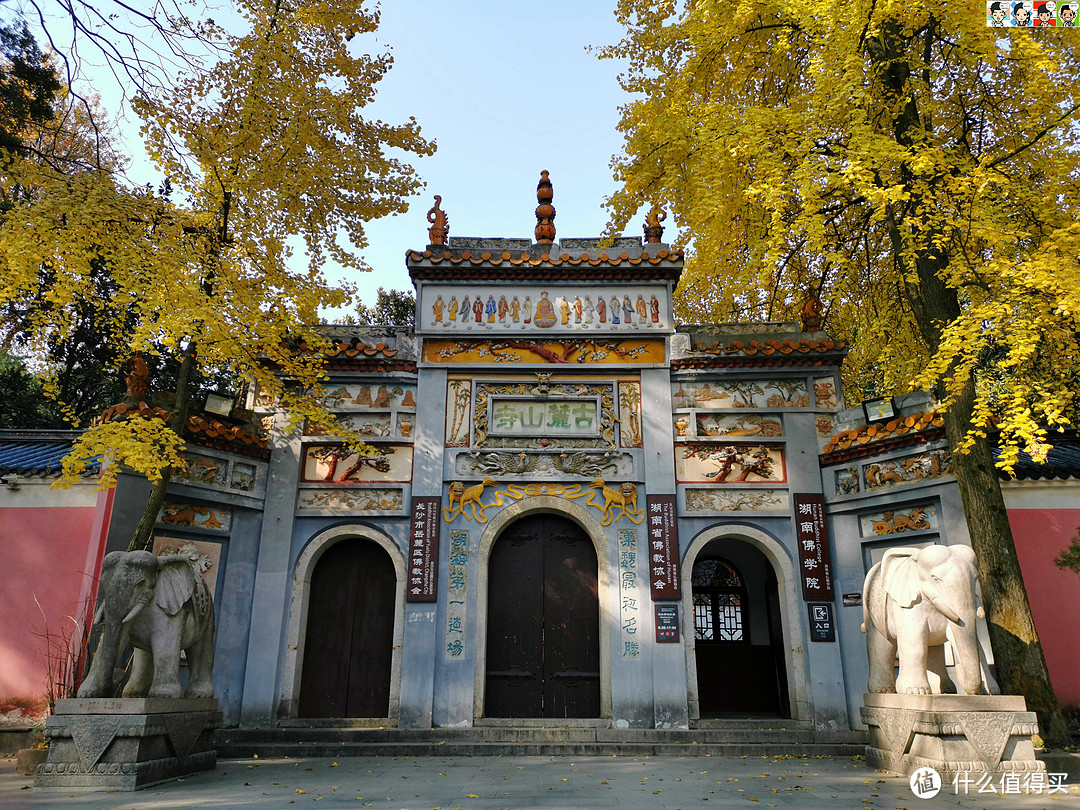 麓山寺系晋初古寺，是佛教人湘最早的一所大寺。明神宗时 更名为万寿寺，民国初年复名古麓山寺。山门上有"古麓出寺" 的横额，两旁对联曰"汉魏最初名胜，湖湘第一道场"。