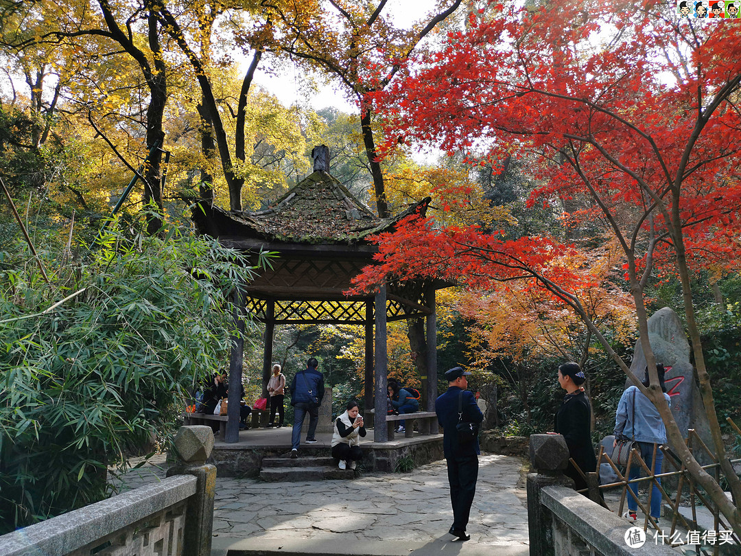 两首诗为宋代张南轩和清代钱南园两位大文人游岳麓山的七韵诗，石刻后移至清枫桥南端的六角茅亭中。