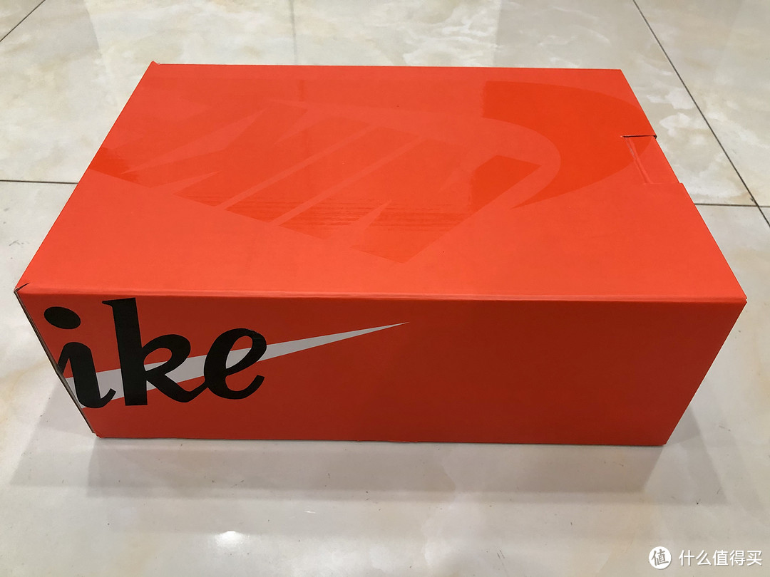 大橙鞋盒鞋盒侧面如果你买两双sacai x nike 的话,两个鞋盒的nike是