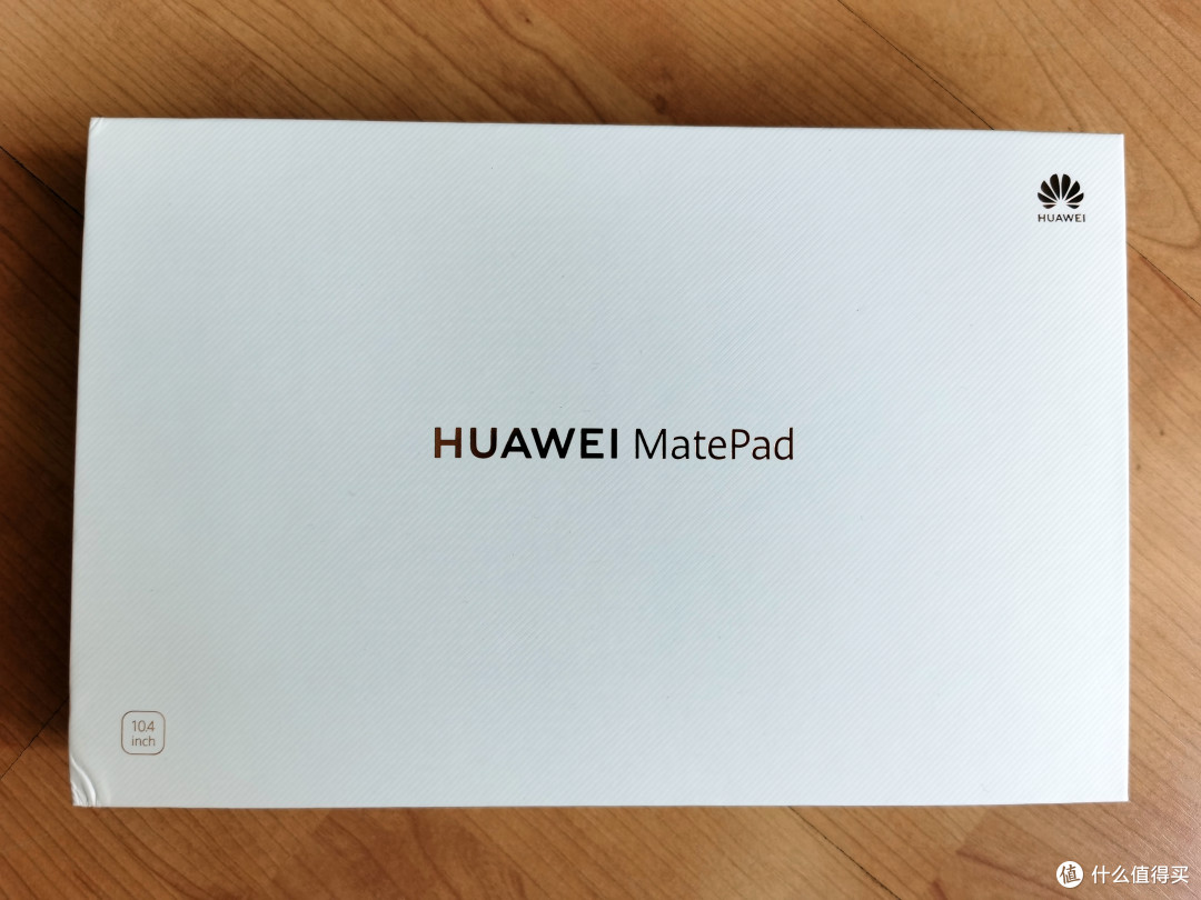简单朴素的盒子打开盖子,matepad静静的躺在那镜头开孔,感觉黑色会更