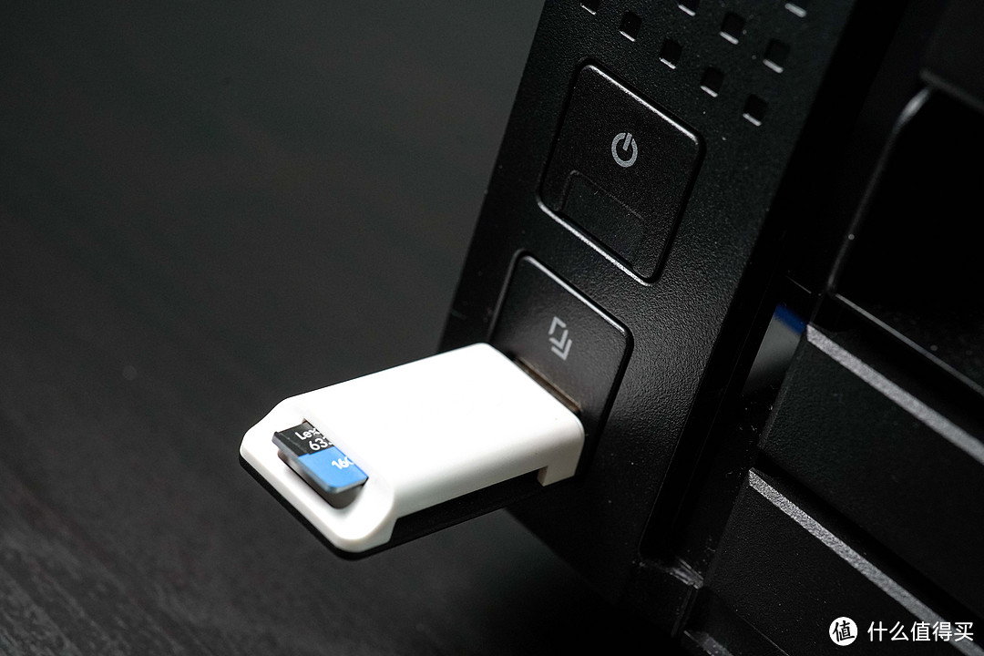 前面板部门上有两个按钮，开关键和一个带USB接口的一键备份按钮