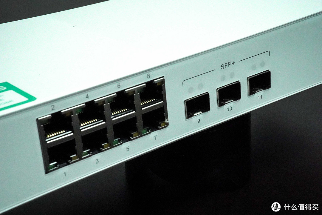 八个千兆RJ45、3个万兆SFP+光口