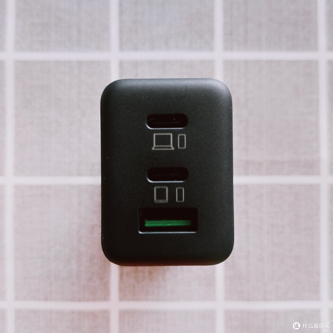 征拓SuperPort S3 65w 氮化镓充电器有三个充电口，都支持快充。
