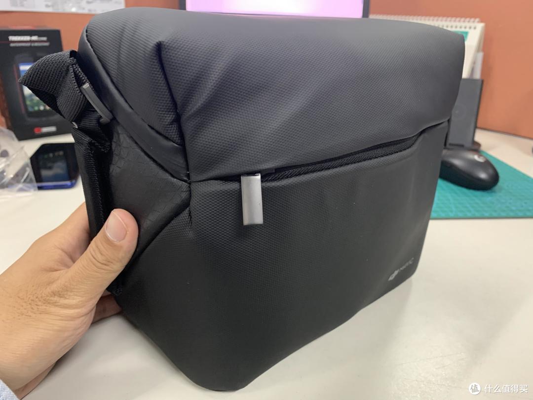 背包本体，很厚实，里面装的很紧凑，手感非常好，拉链做了隐藏设计