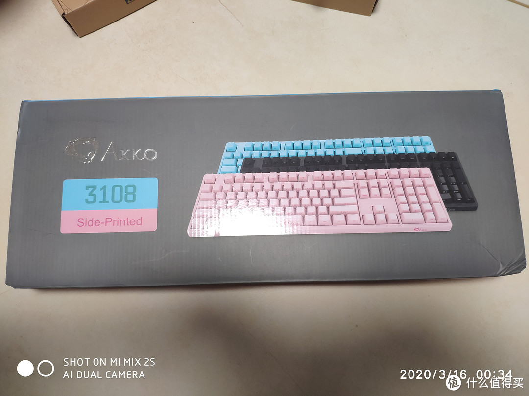 3108粉色红轴键盘，我现在虽然用着茶轴，但是还是最喜欢红轴的手感，这是我买的第二个这个型号的键盘了，上一个没有type-c的插口，这次新版本就有了