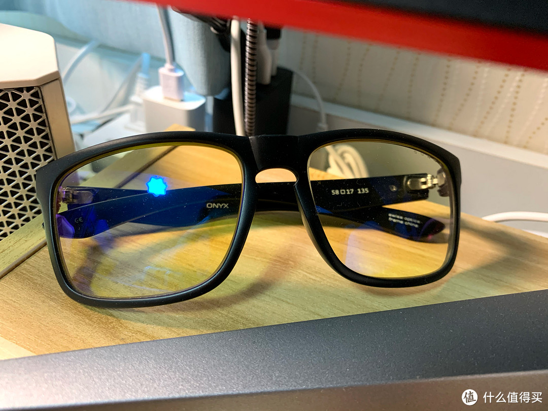 GUNNAR的防蓝光眼镜，挺好用的，就是买的是基础款，有点重有点丑有点紧。