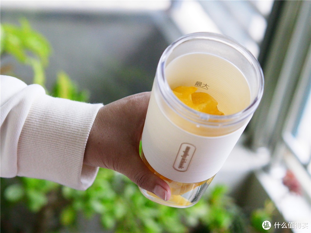 摩飞便携榨汁杯满足鲜榨鲜喝需求，果汁营养健康更易吸收
