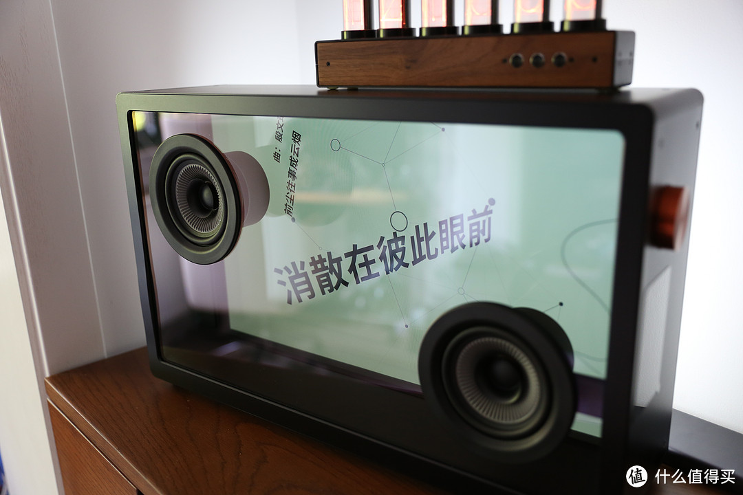 在玻璃箱上装喇叭，在喇叭后面装屏幕-MORROR ART 悬浮歌词音箱