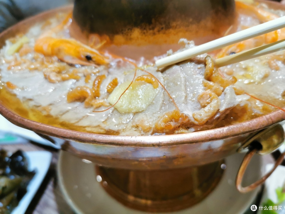 大连这家酸菜锅贼棒,老板娘亲自端锅上桌!多晚来都给我留桌!本地必去!