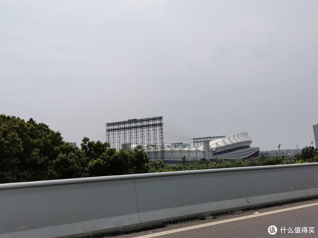 匆匆而过的武汉体育中心，第七届世界军人运动会去年在此开幕