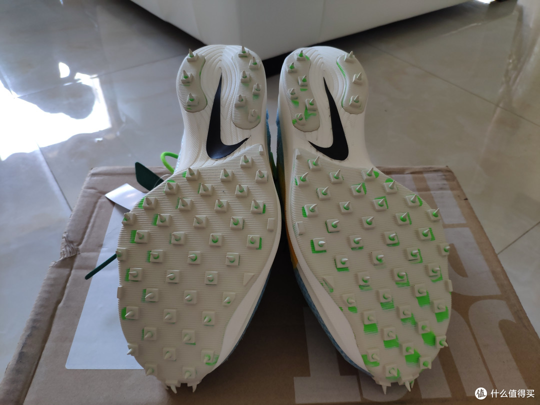 钉鞋鞋底~有个黑色的大SWOOSH,左右染色不一样